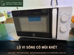Lò vi sóng có mùi khét: Dấu hiệu nguy hiểm bạn không nên bỏ qua Lò vi sóng có mùi khét