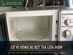 Lò vi sóng bị xẹt tia lửa điện: nguyên nhân nào gây ra lò vi sóng bị xẹt tia lửa điện